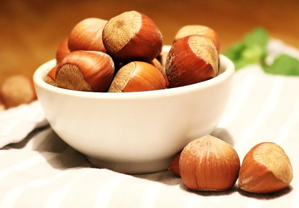 török mogyoró hatása, török mogyorók egy porcelán tálkában